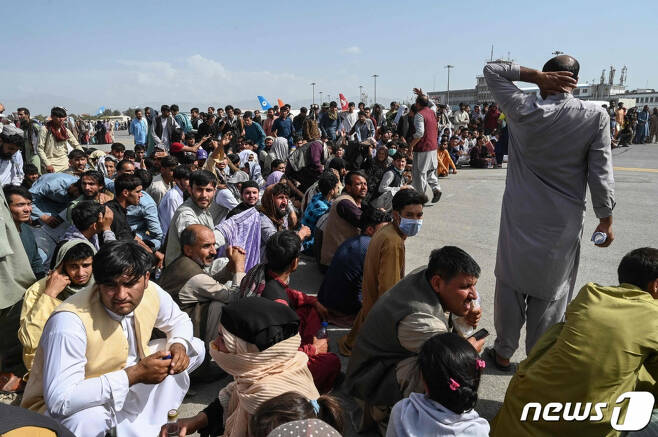 16일(현지시간)  아프가니스탄 정권 붕괴 후 카불 공항에 탈출을 위해 몰려든 시민들이 여객기를 기다리고 있다. 2021.8.16./사진=뉴스1(AFP)