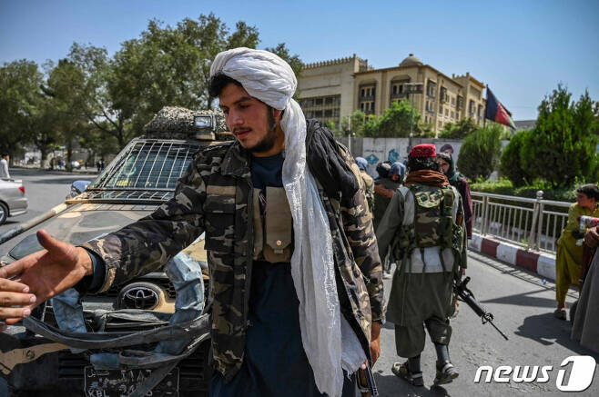 16일(현지시간)  아프가니스탄 정권을 재장악한 탈레반 조직원들이 카불 거리에서 경비를 서고 있다. 2021.8.16./사진=뉴스1(AFP)