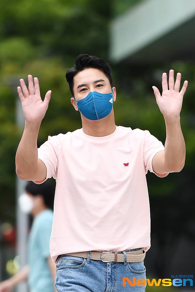 Singer Jang Min-Ho is entering the broadcasting station to attend the SBS Power FM Love Game of Park So Hyun radio schedule in SBS Mokdong, Seoul Yangcheon District on the afternoon of August 20th.