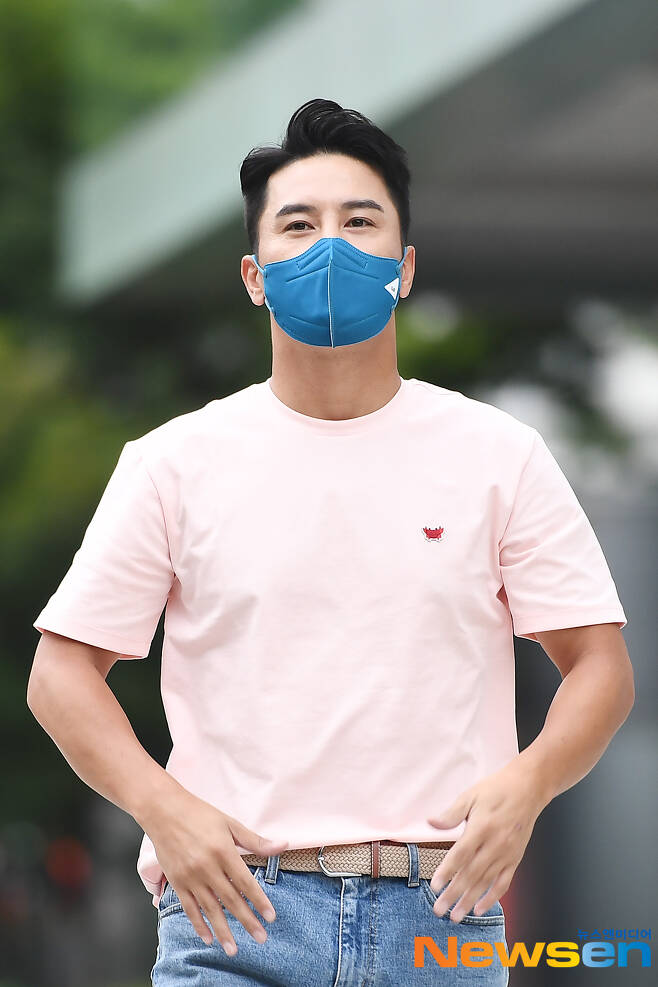 Singer Jang Min-Ho is entering the broadcasting station to attend the SBS Power FM Love Game of Park So Hyun radio schedule in SBS Mokdong, Seoul Yangcheon District on the afternoon of August 20th.