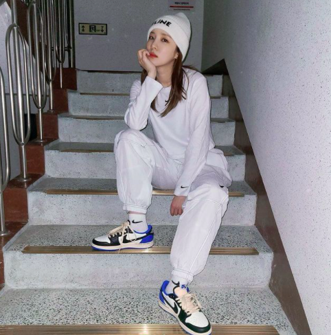 The group 2NE1-born San Daraa Park has revealed a chic charm.San Daraa Park posted a picture on his Instagram on the afternoon of the 20th with an article entitled A few days ago # Coming home # OTID # Autumn Is it chilly.In the photo, Daraa Park is wearing a white tracksuit up and down and wearing sneakers, her long sleeves, long pants and a fur hat.San Daraa Park is staring at the camera with her chin on her chin with a chic look.San Daraa Park is active as a program MC such as Love Interference and Video Star.Daraa Park Instagram