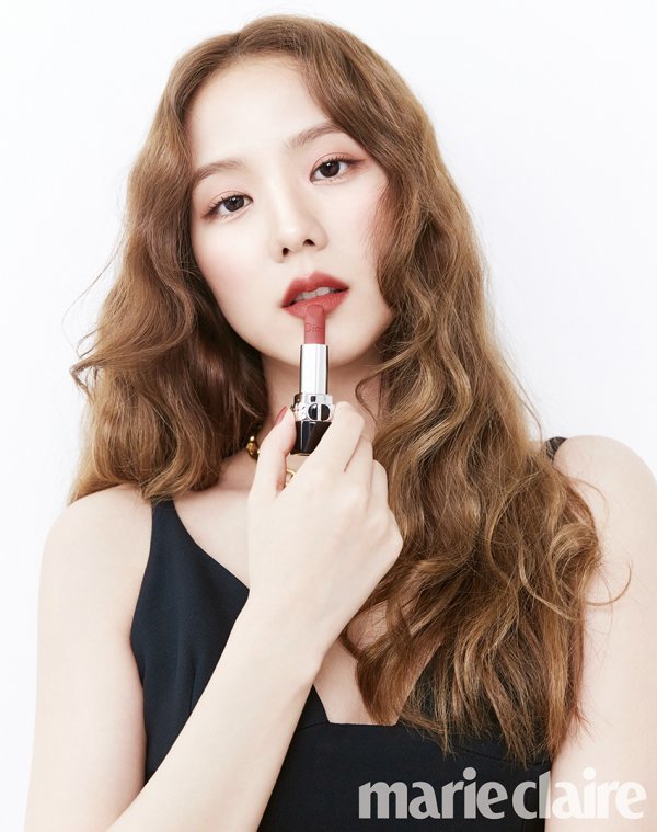 BLACKPINK JiSoos Beauty pictorial has been released.In this Marie Claires Beauty pictorial, JiSoo introduced Perfume and makeup look as her own beauty and charm.In hundreds of flowers, love, happiness, and beauty were brilliantly expressed and the admiration of the staff was brought.JiSoos pictorial specialties can be found in the September issue of Marie Claire and the Marie Claire website.