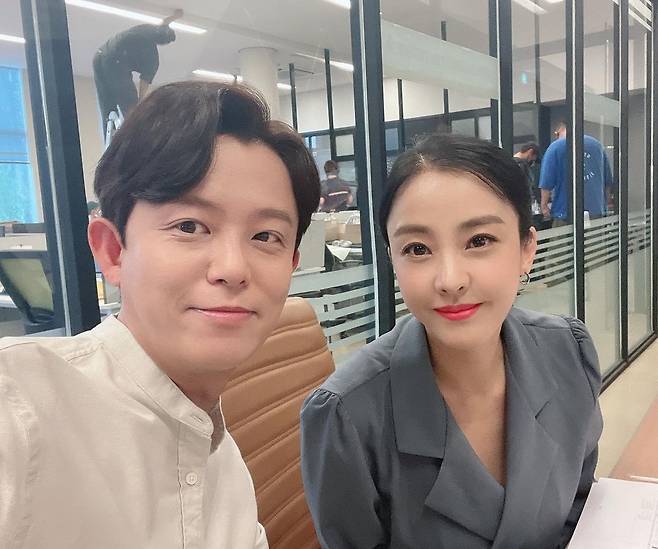 Park Eun-hye told his Instagram on the 20th, Why do you keep acting with Yoo Min-hyuk who has been in the act these days?I will do this ~ ~ ~ # Again fly # Tony Ahn and posted a picture.Park Eun-hye in the public photo is sitting next to Tony Ahn and taking Selfie.Visuals captured the sight of the viewers during the two of them, who were born in 1978.Meanwhile, Park Eun-hye and Tony Ahn appear in the Web drama Refly.Photo: Park Eun-hye Instagram