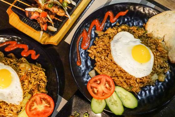 나시고랭과 미고랭, 닭고기 꼬치요리 '사테'는 인도네시아 어느 지방을 가든 흔히 먹을 수 있는 대중음식이다. 최승표 기자