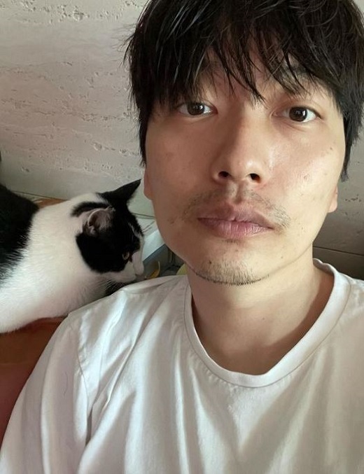 Actor Yi Dong-hwi shared his routine with Cat.Yi Dong-hwi wrote on the Instagram on the 21st, Now I feel like I love you when I hold you.Yi Dong-hwi, who was released with the article, looked at the camera with Cat behind him, and his soft skin and immaculate skin attracted attention.Singer Kim Jung-min, who worked with Yi Dong-hwi and vocal group MSG Wannabe, commented, It seems like snow.On the other hand, Yi Dong-hwi released solo soundtrack You Know on the 14th.