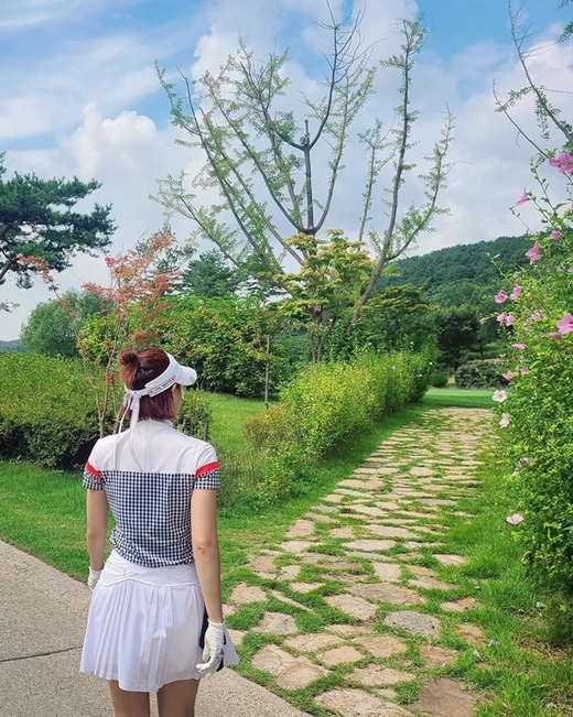 Broadcaster Oh Jeong-yeon, 38, from KBS Announcer, revealed her Golf routine.Oh Jin-yeon told Instagram on the 22nd, Today I could feel the autumn that I have already come. #Rounding #Cosmos: A Spacetime Odyssey I was glad to take off Mask for a while and make an old Pose. .. The pleasant weather is good - It is a shame that summer honey watermelon disappears soon. The coexistence of # precious day # Golf # golf # Golfstagram and posted several photos.Oh Jeong-yeon dressed in Golf suit takes a pose with a Golf ball in the background of the flower garden. Oh Jeong-yeons relaxed daily atmosphere is conveyed.In another photo, Oh Jin-yeon is showing a nice pose with a Golf collection on the field. Netizens are responding pretty.Oh Jin-yeon, a 32-year-old KBS announcer, is active in various broadcasts after turning to freelance.