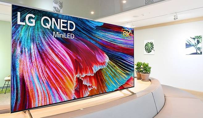 LG전자가 미니 LED(발광다이오드)와 독자 고색재현 기술을 적용해 한차원 업그레이드 된 프리미엄 LCD(액정표시장치) TV 라인업을 새롭게 선보였다. 사진은 퀀텀 나노셀 컬러 테크놀로지와 미니 LED를 적용한 ‘LG QNED TV’. LG전자 제공