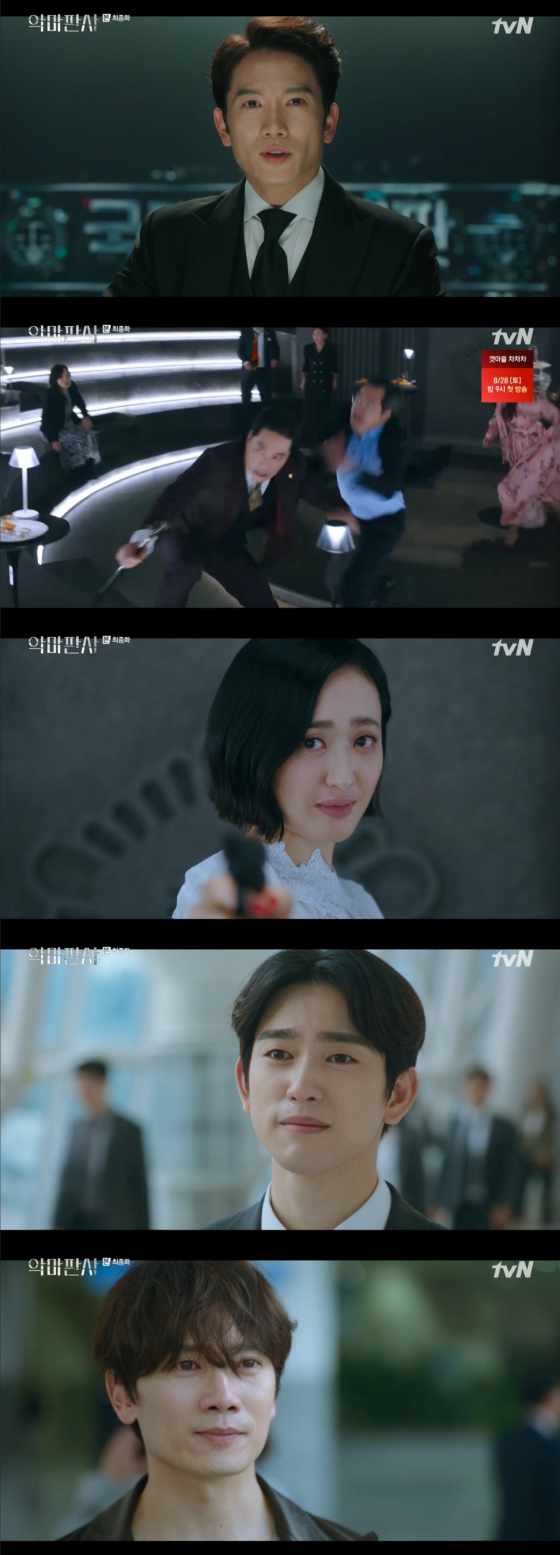 In the last episode of TVNs Saturday drama The Devil Judge, which was broadcast on the 22nd, the last counterattack of Kang John (Ji Sung) and Ga-on Kim (Jinyoung) was drawn.On this day, the truth of the social responsibility foundation dream project was revealed.Jeong Seon (played by Kim Min-jung) said, As Huh Jung-se (played by Baek Hyun-jin) was so fast in his posture, Min Yong-sik (played by Hong Seo-joon) and Park Doo-man (played by Lee Seo-hwan) would have held hands with Huh Jung-se from behind, and said, Ill dig back.Ga-on Kim (Jinyoung Boone) also found the inside The Mole Song: Undercover Agent Reiji method, saying, Lets expose the inside of the dream-place business.There is no way to get in, no matter how you get in, there is no way to get out.It is not a free country now, but Ga-on Kim did not care, but succeeded in the Mole Song: Undercover Agent Reiji into the dream hospital.The inside of the hospital was a concentration camp or more, as he had guessed.Heo Jung-se, Park Doo-man, and Min Yong-sik were conducting vaccine clinical trials on those who were forced into the dream-making business. Heo Jung-se said, I told you that my sister-in-law was precious.Not a lot of clinical trials. And they die. Well get everything we can. Hair blood. All sorts of byproducts.There is nothing to throw away. The three even talked about the exclusion of Jeong Seon.Ga-on Kim found Han So-yoon (Chun Young-min) lying in a hospital in Dream Territory and attempted to rescue her. Here, the staffs cell phones are also taken away and detained.There are people here who are sane. This is what the state does to the people. Ill help you both.What is going on in the world? He disguised Han So-yoon as a dead person and was able to escape safely with the help of a nurse.Kang John accused Heo Jung-se, Park Doo-man, Min Yong-sik and his wives of all of them and released the video of the dream-to-dream hospital to the whole nation. He asked the people, Is it guilty? And added shock to the fact that if Heo Jung-se exceeded the 10 million votes he won in the presidential election,The river John had put Min Yong-sik in Blackmail – Cinémix Par Chloé and put them on trial trial.Kang John later took a bomb remote in one hand and recreated the cathedral fire incident toward the judge where they gathered, drawing attention by saying, Only one first-come-first-served Blackmail – Cinémix Par Chloé.When the Hur Jung-se group crushed each other and created Abi Kyu-hwan, Jeong Seon shot Huh Jung-se, who wanted to save himself with a hidden pistol, and pointed a gun at John.In the end, were the two of us, were going to be together, said Kang John, who said, Hi, Master.Im like a fucking child. Jeong Seon said, No, I really liked the master. Ga-on Kim jumped into the court to stop the river, but Kang pushed Ga-on Kim out of the room, saying, You will be a hero, the devil is enough for me.Ga-on Kim, who later visited Kangs house, heard from Nanny (Yoon Hye-hee) that Kang had gone to a rehabilitation hospital in Switzerland with his nephew Elijah (Jeon Chae-eun).Ga-on Kim told a state conference: Its the same, nothing changes, what should I do now?John is not needed for a world, and Kang John came to Ga-on Kim just in time and said, Good luck, or I will come back. 
