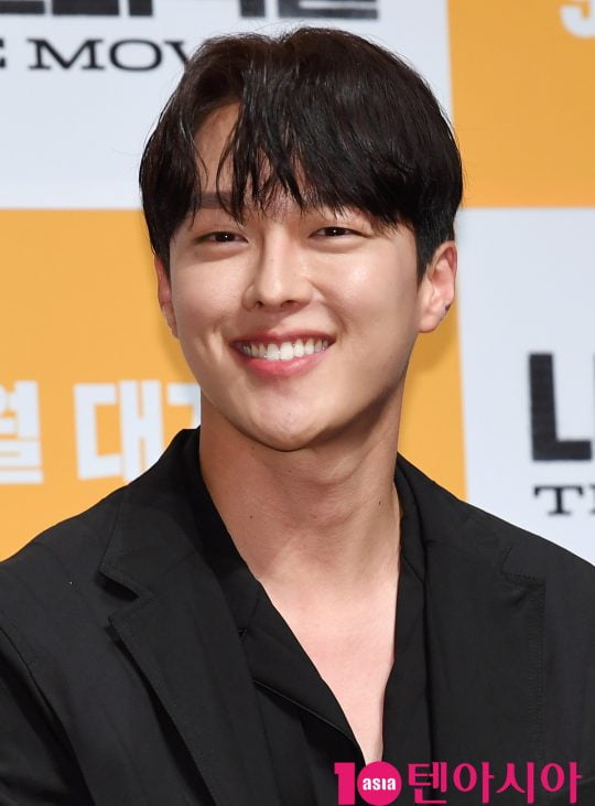 Actor Jang Ki-yong Enlisted as Army Active DutyJang Ki-yong is Enlisted today (23rd); Enlisted places and times are private to prevent the spread of Corona19.YG Entertainment, a subsidiary company, said, I would like to support Jang Ki-yong, who will return to a healthy state after faithfully completing his military service obligations.On the 22nd, the day before Enlisted, Jang Ki-yong opened Love Live! and had a good time with his fans.In the last official schedule before EnlistedLove Live!! broadcast, Jang Ki-yong was delighted with his sensible broadcasts, including wearing several headbands and giving capture time.Jang Ki-yong is about to broadcast SBS Drma Now, Im breaking up with Song Hye-kyo in November.Despite the second half of the drama, the production company decided to record the production presentation in advance.The production company said, This drama is an emotional melodrama genre, so I decided that it was more important to show the relationship and breathing between the main actors, so I decided to say hello a little earlier than going without Jang Ki-yong.Jang Ki-yong is a model actor who appeared in drama such as Confession Couple, My Uncle, Enter the search word - WWW starting with Drama Its okay, Im Love in 2014.Recently, she played in Drama The Falling Living Together and the movie Sweet Sweet. Now SBS new drama Im Breaking Up is about to air.