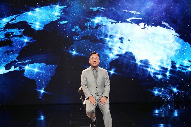 지난 19일 글로벌 온라인 쇼케이스에서 '리니지W'에 발표하고 있는 김택진 엔씨소프트 대표 겸 CCO. 사진제공=엔씨소프트