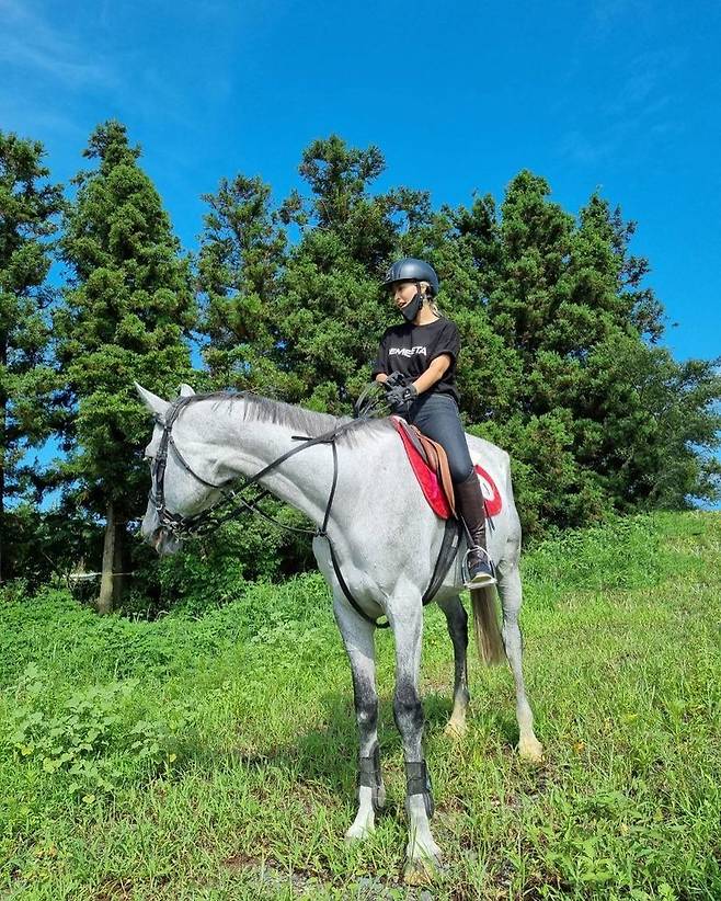 Singer Huang Bo revealed his extraordinary charisma on the horse.On August 23, Huang Bo posted three photos on his Instagram with an article entitled The already missed Jeju Island Riding.Huang Bo in the public photo is on the white horse and boasts chic beauty.Huang Bos perfect proportions and charming atmosphere catch the eye.The netizens who watched the photos responded It is cool, The atmosphere is big, It is so beautiful.On the other hand, Huang Bo, who made his debut with Shakra 1st album Han in 2000, appeared in various entertainment programs with his charming charm and colorful gesture.Huang Bo is currently appearing as a fixed guest on SBS PowerFM Kim Young-chuls PowerFM.Huang Bo has signed an exclusive contract with YG K Plus and announced active activities.