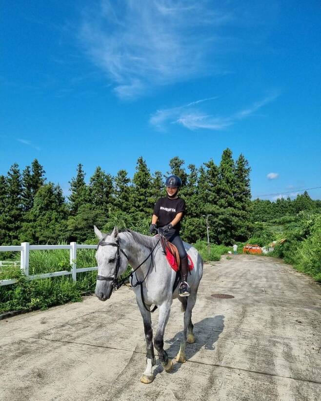 Singer Huang Bo revealed his extraordinary charisma on the horse.On August 23, Huang Bo posted three photos on his Instagram with an article entitled The already missed Jeju Island Riding.Huang Bo in the public photo is on the white horse and boasts chic beauty.Huang Bos perfect proportions and charming atmosphere catch the eye.The netizens who watched the photos responded It is cool, The atmosphere is big, It is so beautiful.On the other hand, Huang Bo, who made his debut with Shakra 1st album Han in 2000, appeared in various entertainment programs with his charming charm and colorful gesture.Huang Bo is currently appearing as a fixed guest on SBS PowerFM Kim Young-chuls PowerFM.Huang Bo has signed an exclusive contract with YG K Plus and announced active activities.