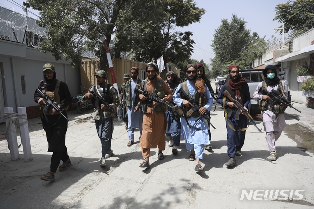 [카불(아프가니스탄)=AP/뉴시스]탈레반 전사들이 지난 18일 아프가니스탄 카불을 순찰하고 있다. 2021.08.23.photo@newsis.com