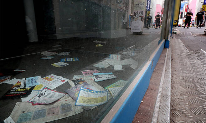 지난 20일 서울 중구 명동거리의 문을 닫은 상점 바닥에 대출 및 고지서들이 널부러져 있다. 뉴스1