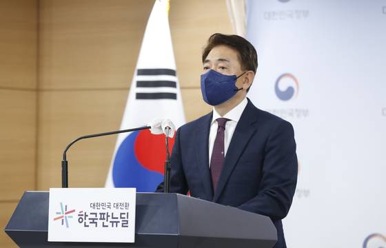 김태응 국민권익위원회 부동산거래특별조사단장이 23일 오후 정부서울청사에서 국민의힘과 비교섭단체 5당 소속 국회의원 및 그 가족의 부동산거래 전수조사 결과를 발표하고 있다. 뉴스1