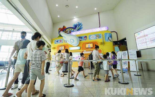 한국잡월드 어린이체험관 입구 모습. 매표소에서 받은 그룹번호 순으로 입장한다.