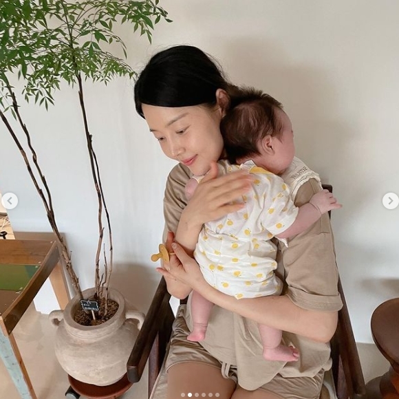 Han Ji-hye has released a photo of her doppelganger daughter Yunsul on Sunday.Han Ji-hye used her Instagram Story feature to reveal a photo of her daughter Jung Yoon-seuls 50th day on August 23; the photo featured a cute smile from her daughter, who looks exactly like Han Ji-hye.Han Ji-hye added, I have a picture of my beautiful slew on the 50th, it is so beautiful. It is a cute and added a lot of affection.In addition, the inspection Husband released the Weekend brunch, which was set up by the Inspection Husband, and told the daily life. Han Ji-hye said, The groom Weekend brunch.Cafe latte and sandwich, he said. The ultimate taste. The shape looks simple, but the taste is really the best. The happy figure brings envy to the netizen.
