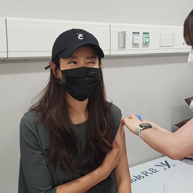 Actor Lee Tae-ran has completed the Corona 19 vaccine Inoculation.Lee Tae-ran posted two photos on his Instagram on the 24th with the article Inoculation complete ~! Please.In the photo, Lee Tae-ran, who is inoculating the first and second Corona 19 vaccines, is shown.A slightly nervous Lee Tae-ran look in the eye, wearing a mask.Meanwhile, Lee Tae-ran has been focusing on family life since the end of the 2019 Drama SKY Castle. In April 2014, he posted a wedding march with a venture businessman.Lee Tae-ran Instagram