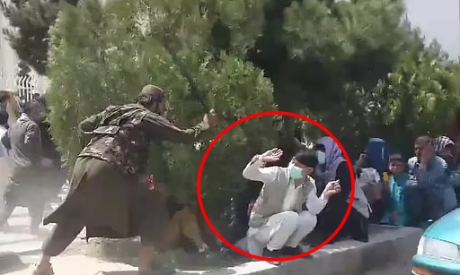 서양화 된 복장을 입었다는 이유로 길거리에서 총으로 위협하고 폭행하는 탈레반(왼쪽)