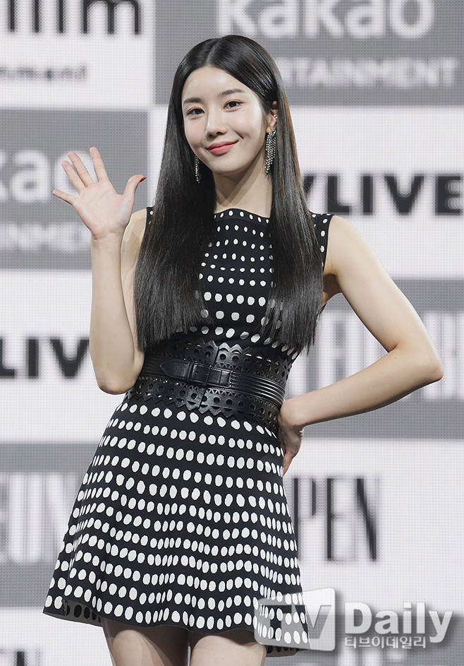 A media showcase commemorating the release of the first mini album OPEN by Kwon Eun-bi from the group IZ*ONE was broadcast live on the afternoon of the 24th.Open is a meaningful album where Kwon Eun-bi meets the public for the first time as a Solo singer.Kwon Eun-bi actively participated in the early stages of the Open project and expressed his color completely.As a result, from pop dance to calm ballads, a reversal debut album was created with a wide spectrum of music.The title song Door is an electro swing genre song that adds funky yet jazzy elements to the brass instrument.Through the Moon, an object that meets a new space, we melted the message that we will show me that we have not seen in our secret space until now.Hwang Hyun producer, who has a lot of hits and is called K Pop Beethoven, and Jung Ho-hyun producer, who worked together at the time of IZ*ONE activities, gather together for Door and expect limited synergy.Kwon Eun-bi also participated in the song Door and filled the Solo debut song with his story.In particular, Kwon Eun-bi is once again aiming at global fanship with its spectacular and alluring performance.There is a growing curiosity about the stage of door, which is highly complete to remind one musical.Open includes Door, Open with the album and the same name, Amigo with Mumbaton trap genre, Blue Eyes with impressive dreamy synthesizer sound, Bloody Way with Kwon Eun-bi writing and writing, adding emotion, and gratitude for those who believe in him. A total of six songs from various genres ranging from the song acoustic pop genre Eternity can be found in Kwon Eun-bis Fairy pitta charm.