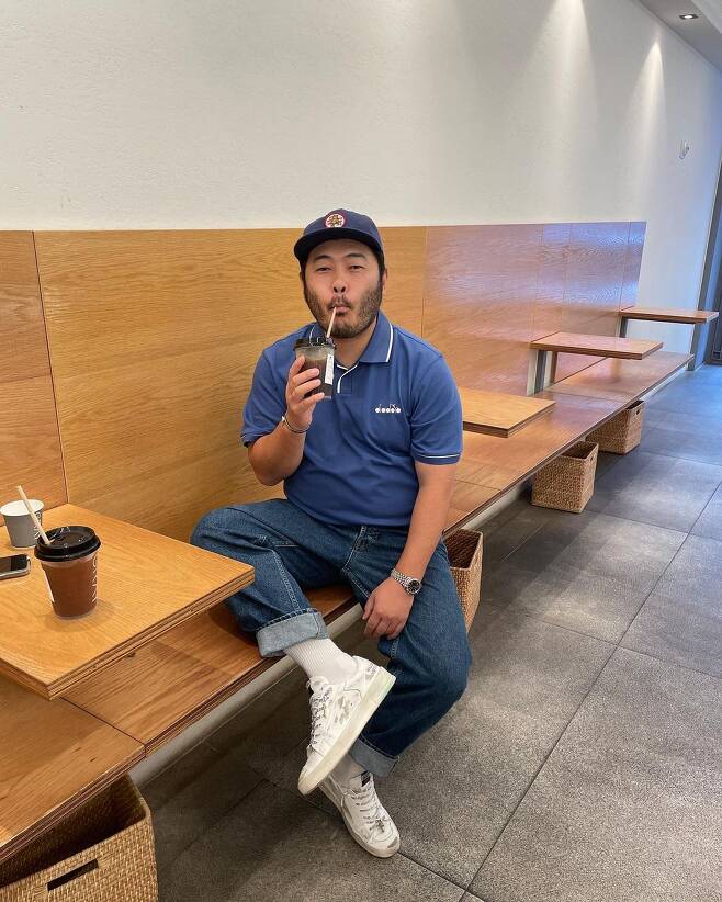 On the afternoon of the 24th, Kim Ki-bang said, I look at Mogadishu once more and wear it with Kang Cham-kwan (Jo In-sung) st. It is a really good movie to watch again.In the photo, Kim Ki-bang poses in a cafe wearing a hat and a T-shirt and rolled-up jeans while drinking coffee.Kim Ki-bang, who was born in 1981 and is 40 years old, made his debut in 2005 and is well known as a best friend since his high school days.He married Kim Hee-kyung, a businessman from the model in 2017, and he got a chance last December, and is about to air the drama Thinking of the Flower Moon.On the other hand, the movie Mogadishu has exceeded 2.81 million cumulative audiences and is about to reach 3 million viewers.Photo: Kim Ki-bang Instagram