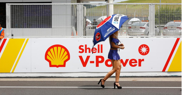 사진= 스폰서명이 붙은 양산을 쓰고있는 레이싱 모델, 해외에서는 umbrella girl이라고도 부른다. motogp