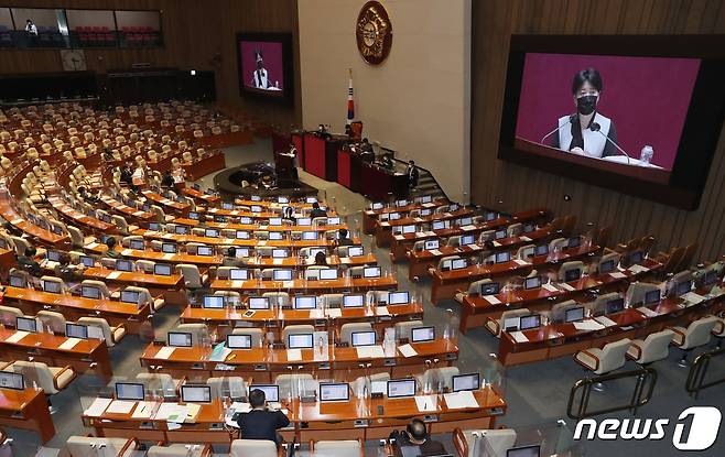 윤희숙 국민의힘 의원이 11일 오후 국회에서 열린 본회의에서 국정원법 개정안에 대한 무제한 토론(필리버스터)을 하고 있다. 2020.12.11/뉴스1 © News1 박세연 기자