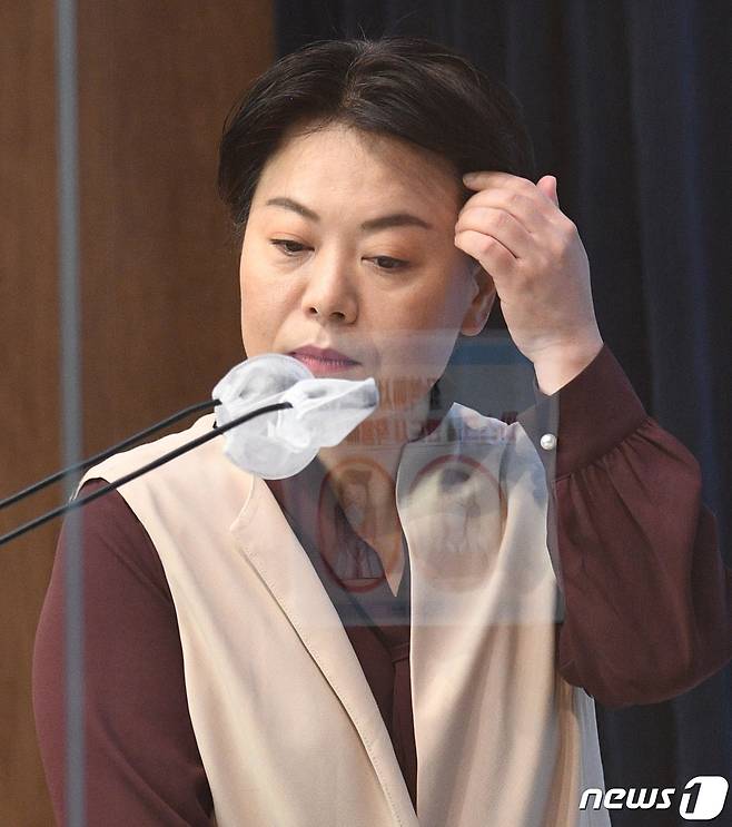 윤희숙 국민의힘 의원이 2일 오전 서울 여의도 국회 소통관에서 대선 출마 선언을 하기 위해 입장하고 있다. 윤 의원은 출마의 변을 통해 "앙상한 이념으로 국민 삶을 망치는 탈레반에게서 권력을 찾아오겠다"고 밝혔다. 2021.7.2/뉴스1 © News1 오대일 기자