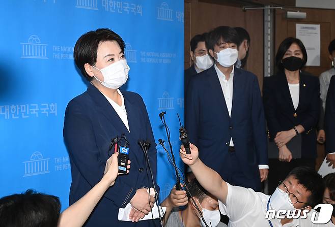 국민의힘 대선주자인 윤희숙 의원이 25일 오전 국회 소통관에서 기자회견을 열고 대선 경선 및 의원직 사퇴 의사를 밝힌 뒤 질의에 답하고 있다. 윤 의원은 이날 기자회견을 통해 "전 이 시간 부로 대통령 후보 경선을 향한 여정을 멈추겠다"며 "또 국회의원직도 다시 서초갑 지역구민과 국민들께 돌려드리겠다"고 말했다. 2021.8.25/뉴스1 © News1 이동해 기자