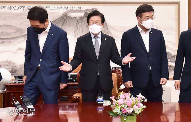 박병석 국회의장을 비롯해 윤호중 더불어민주당 원내대표, 김기현 국민의힘 원내대표 등 여야 원내대표가 25일 서울 여의도 국회 의장실에서 구글 갑질방지법·수술실 CCTV 설치법·언론중재법 개편안 등 본회의 일정 논의 관련 회동을 갖고 있다. 국회사진기자단