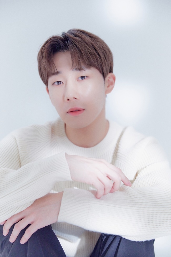 Singer Kim Seong-gyu has released a new Profile photoOn August 25, the agency Double HTI posted four new profile photos of Kim Seong-gyu on the official home page and SNS.In the Profile photo, Kim Seong-gyu is staring at the front with an excellent expression, wearing an ivory color knit and giving a warm feeling.Above all, Kim Seong-gyus flawless visuals are more highlighted, and fans reactions are expected to be hot.Kim Seong-gyu, who wore a black neck pole T-shirt, turned into a cold man with a charismatic look.The contrasting and obvious temperature difference with the soft atmosphere that attracted attention was enough to shake the fan.In particular, the black and white cut reminded me of a noir movie poster and created a profile image of the past.
