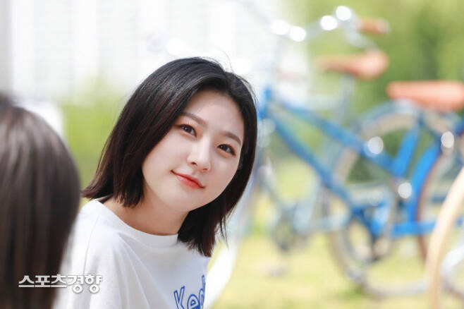 Actor Kim Sae-ron showed off her fresh visualsOn Saturday, Kim Sae-rons agency, Gold Medalist (GOLDMEDALIST), unveiled the behind-the-scenes cut to shoot AD.Kim Sae-ron in the photo shows the essence of human Vitamin, which is getting better even if you look at it.Kim Sae-ron enjoys a sunny afternoon and builds a bright Smile to cause excitement, and is showing off his lovely charm with his favorite music.Kim Sae-ron, along with his beauty, makes Smile build those who emit fresh energy with fresh visuals.Kim Sae-ron, who is currently divided into a trap with the ability to communicate with the soul in the original Kakao TV Excellent Mudang Ward, is loved by drawing the subjective character coolly and chicly.In the situation of dealing with invisible beings, I got a hot response to increase the immersion of the drama with realistic acting and to break the cumulative number of views of 10 million views in 4 episodes as I started a romance with Nam Dae-Reum (Nausu Station).As Kim Sae-ron has become a 20-year-old actor with a variety of charms and is actively working, so attention is paid to the future.