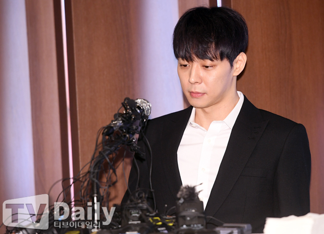 Park Yoochun, a singer and actor from the group JYJ, is suffering from various rumors.Park Yoochun, who has been active overseas since the 2019 drug scandal, recently reported on the latest contract dispute with his agency.Lee CL, who has been in contractual relations since January 2020, insisted on Park Yoochuns contract violation.Lee CL said Park Yoochun had confirmed that he had signed a double contract with Japan agency in violation of the agreement about a month ago.In preparation for the corresponding legal response, Park Yoochun claimed that he seriously undermined the honor by making comments on the embezzlement of the representative through the Japan media.In addition, Park Yoochuns privacy issues were disclosured.Lee CL said, Even though Park Yoochun used the companys corporate card as a personal entertainment and living expenses, he did not take issue with it and helped solve personal debt problems of over 2 billion won.Nevertheless, Park Yoochun has been giving corporate cards to his girlfriend who lived together at the time, so he has to buy luxury bags or use tens of millions of won in company funds for games. In particular, Park Yoochun has paid about 100 million won for the money that was unleashed at the entertainment business.As the controversy continued, Park Yoochun posted a letter in Japan on the Japan fan club website and expressed his injustice.Regarding the double contract of the agency, he said, I knew the shocking facts related to my agency and asked for a solution, but I decided to proceed with the legal process without contact.He tries to charge himself with fraud and embezzlement, but he stressed that it is not true.Regarding the controversial privacy controversy, it is not true at all, and this is also one of the unfounded slander of the other party.It is also a deliberate human attack, so I want to prepare for legal action. However, new rumors continue to emerge after that.Although the claim made by Lee CLs representative did not reveal the authenticity, most of the fatal rumors are seen as simple What It Always Is.In particular, there is a suspicion that Park Yoochun has been gambling in Macau and the Philippines in the past.Lee CLro is planning to file a complaint with Park Yoochun based on evidence.Park Yoochun has already lost ground in the country with St Scandal and Drug Scandal.This may also be the reason why Japan fan club is used as an explanation window for the ongoing problems through domestic media.There are also public opinion that it should be cautious as it is a one-sided claim by the Lee CL.