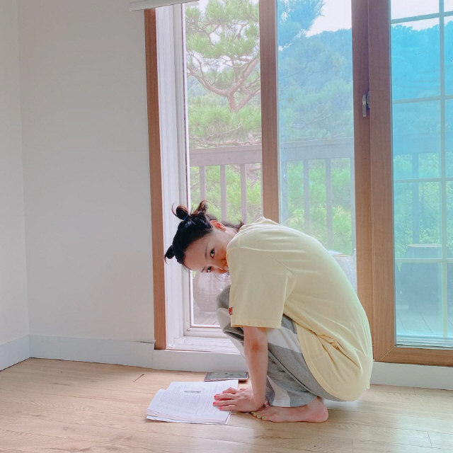 Actor Go Eun-ah is filming Celebratory photoleft behind.On the 26th, Go Eun-ah posted a picture on his Instagram, saying, I want to live # grievance while shooting hard today.Go Eun-ah in the photo is practicing hard with a script on the floor during shooting.In particular, Go Eun-ah is proud of its perfect beautiful looks even though it is comfortable tracksuit.On the other hand, Go Eun-ah is appearing on Channel A Legend Music Classroom - Lala Land and will be starring in the short form sitcom I want to live roughly.