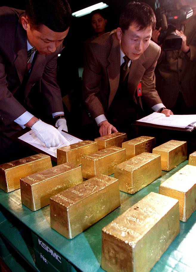 1998년 초 한국은행은 기업은행이 '금 모으기 운동'을 통해 모은 금 290kg을 12개의 금괴로 만들어 사들였다. /이덕훈 기자