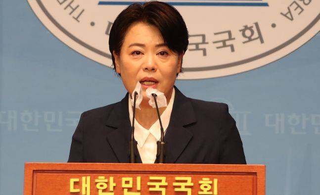 국민권익위원회 조사에서 부동산 관련 불법 의혹이 제기된 국민의힘 윤희숙 의원이 25일 서울 여의도 국회 소통관에서 기자회견을 하고 있다. ⓒ데일리안 박항구 기자