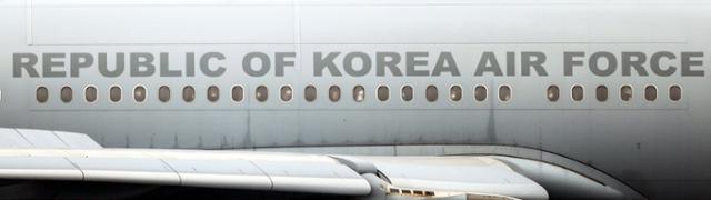 과거 한국을 도왔던 아프가니스탄 협력자와 그 가족들이 탑승한 우리 공군의 KC-330 다목적 공중급유 수송기가 26일 오후 인천공항 활주로에 착륙하고 있다. 영종도=연합뉴스