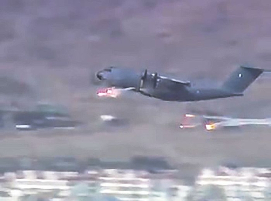 21일(현지 시각) 프랑스군 수송기 에어버스 A400M 한 대가 카불공항에서 이륙한 직후 미사일 교란 장치인 플레어를 발사했다. [air_intel 트위터 캡처]