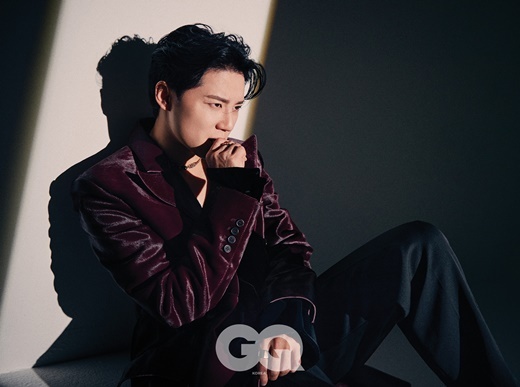 Singer and musical actor Kim Jun-soo captivated fanship with past-class pictorials.On the 26th, a picture of the September issue of the fashion magazine GQ, which Junsu appeared, was released.Kim Junsu, in the picture, wore a white shirt and emanated a boyish beauty in a white studio, unbuttoned several shirts, and his hair was naturally disheveled, adding to his free-spirited charm.In addition, while the picture was full of refreshing energy, he was excited by his warm visuals.In the photo, Kim showed off his chic charm in a black leather Jacket, expressing charisma in a bold style with a Jacket on his bare body.A slightly blinding hairstyle and sensual lighting layout added a languid atmosphere.In the picture wearing a velvet Jacket in wine color, Kim Junsu poses with intense eyes and gives a charm of reversal.In an interview after shooting the picture, Junsu commented on Arthur in the musical Xcalibur and said, I had a Destiny to be a king by picking Xcalibur, but it is rather ordinary.He grew up without knowing his lineage, and his mediocrity makes him stronger, and he is getting stronger to protect his precious people and everyday life. There is an ambassador in the play, Can ordinary people do it?It shows that you can get bigger results if you overcome the mission given well because it is normal. Kim also mentioned the difference between the premiere of Xcalibur in 2019 and the reenactment this year.I added or removed some scenes so that the narrative of the characters could be revealed well, he said. In Arthurs case, he focused on his suffering with Destiny to emphasize that he was a boy chosen by God.Thanks to this, Arthurs words have become clear. Meanwhile, Xcalibur, which is the best Korean actors such as Kai, Bitobi Seo Eun Kwang and Seventeen Dogum, including Kim Junsu, will be performed at Blue Square Shinhan Card Hall until November 7th.