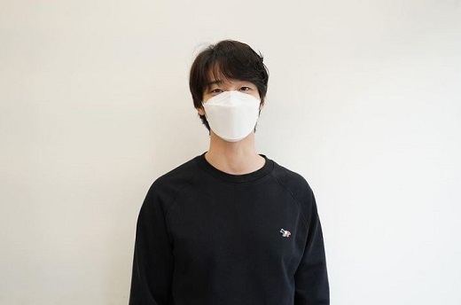 Actor Jang Dong-yoon showed off her meru-free digestive powerDongy Company, a subsidiary of Jang Dong-yoon, posted a picture on the official Instagram on the 26th.In the photo, Jang Dong-yoon stared at the camera with his face covered with a mask; his eyes are focused on his longer hair; many netizens say, New hairstyle is beautiful.I wish I could see my face, , Its perfect, and It suits you well. Meanwhile, Jang Dong-yoon appeared on the cable channel OCN drama Surch last year and recently finished filming Longdy.