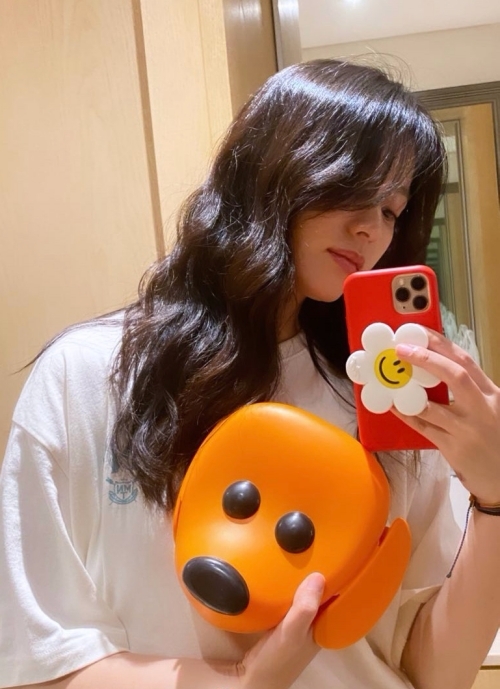 Actor Han Hyo-joo has been full of pure and pure.Han Hyo-joo posted a picture on the personal Instagram story on the 26th with an article entitled Lunch box that is filled with Peach.Han Hyo-joo in the public photo is taking a mirror selfie with a cute puppy-shaped Lunch box in his hand.Han Hyo-joo unravels his thick wave hairstyle, boasts a pure yet elegant goddess visual, and a distinct nose catches his eye.Meanwhile, Han Hyo-joo is about to return to the home room with TVN drama Happyness, which is scheduled to air in the second half of this year.han hyo-joo SNS