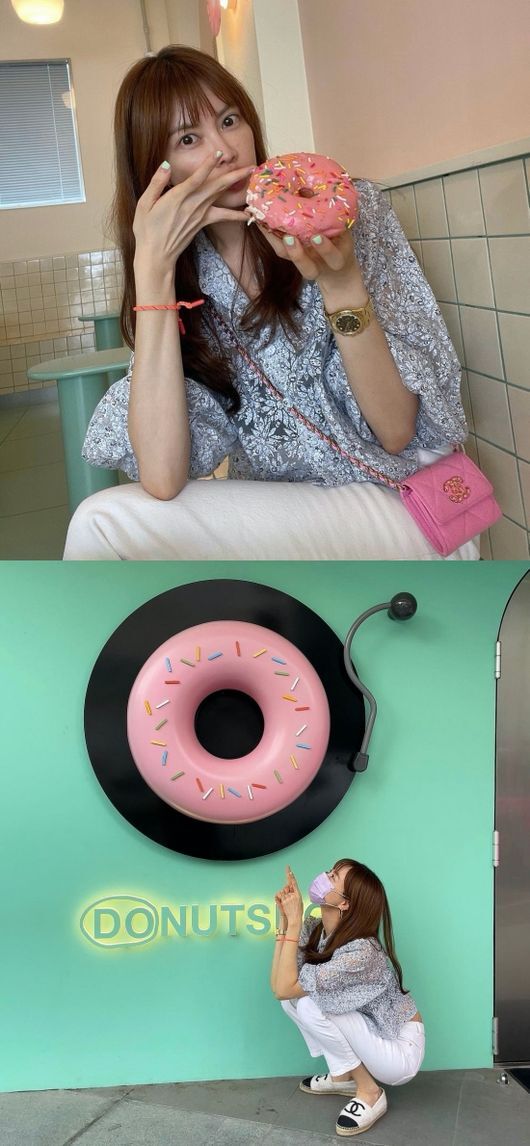 Broadcaster Yangmira has certified a face smaller than Doughnut.Yangmira posted several photos on his personal instagram on the 26th with an article entitled I like cute Doughnut shop.Yangmira in the public photo is a picture of visiting a Doughnut shop with a cute interior and taking a certified photo.Yangmira holds a greasy pink Doughnut, with a smaller face size than Doughnut impressive.Here, Yangmira attracts attention with its cute luxury bags and luxurious luxury shoes that seem to match the colors with Doughnut.Meanwhile Yangmira is married to Businessman in 2018 and has a son in his element.Yangmira SNS