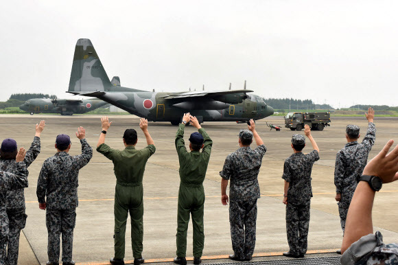 아프간 대피 작전 위해 파견되는 日자위대 수송기 - 일본 정부는 23일 항공자위대 소속 C-130 수송기를 아프가니스탄에 파견했다. 현지 거주 일본인과 일본대사관, 일본국제협력기구(JICA) 등에서 근무한 아프간 직원과 그 가족을 대피시키는 것이 목적이다. 일본 사이타마현 이루마 공군기지에서 이륙 준비를 하는 C-130 수송기 모습. 2021.8.23 AFP 연합뉴스