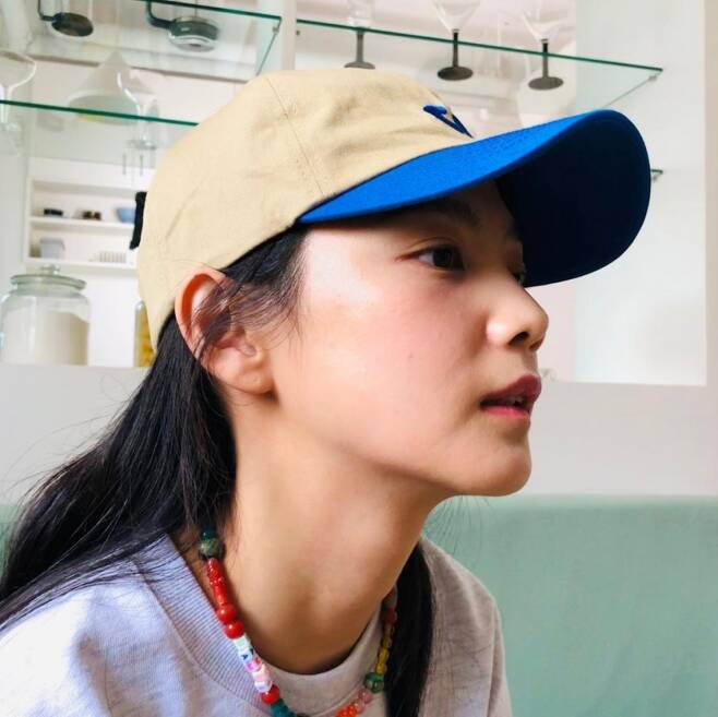 Actor Yoon Seung-ah boasted a couple necklace. Yoon Seung-ah posted two photos on his SNS on the 26th with an article entitled Too precious couple necklace.The photo shows the side of Yoon Seung-ah, who wore a beige and blue colored cap cap cap to make her feel comfortable.It is a plain face without a toilet, but the smooth skin is impressive.The colorful necklace, made from toy beads and initial blocks, is particularly noticeable. Ive been cheered up by the necklace all day today, said Yoon Seung-ah.I am laughing and giving you a gift that is so special. The necklace worn by Yoon Seung-ah contains Pets name BAMBI.Yoon Seung-ah also revealed a picture of Bambi wearing a necklace like himself, revealing his affection for Pet.Pet, of Yoon Seung-ah, was recently diagnosed with lymph cancer.Yoon Seung-ah made his debut in the entertainment industry in 2006 with Alexs music video Too Sore Horses; he made his face known through MBC sitcom All My Love which aired in 2010.Since then, he has been working on dramas and moviesAfter three years of devotion with her husband Kim Moo Yeol, she marriage in 2015; recently, the two men made headlines by unveiling a 133-pyeong four-story building in Yangyang, Gangwon Province.It includes a parking lot that can charge electric cars, a basketball court with Kim Moo Yeol romance, and a large garden.