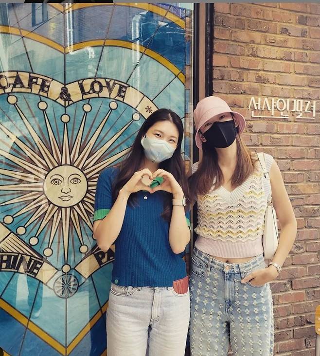 Han Hye-jin posted several photos on his 26th day with his article If love is born as a human being, it is Baro you.Han Hye-jin in the public photo is a visit to Cafe in Haebangchon, Yongsan-gu, Seoul with Kim Jin-kyung.The two are attracted to their extraordinary fashion styles, and Kim Jin-kyung also emanated a lovely charm with a cute gesture.The model Cha Su-min, who saw the post, commented, Please do not be cute to me, my sister. Han Hye-jin responded, If you are born as a human being, it is Baro you.On the other hand, Han Hye-jin, Kim Jin-kyung, and Cha Su-min are active as FC Gucheok players in SBS entertainment program Gone-hitting Girls.