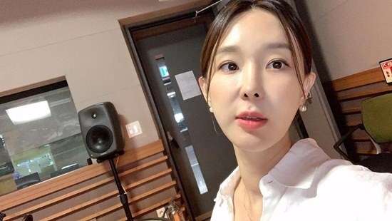 On the 26th, Lee Ji-hye posted a picture on his Instagram with an article entitled Come to Radio Live.The photo released on the day included Lee Ji-hye, who visited the studio to proceed with MBC radio Discovery of the afternoon Lee Ji-hye.Lee Ji-hye added to her luxury with a white shirt and tight pearl earrings.I also reported on the current situation by adding a hashtag called fevering pregnant woman, left-handed hair, Working Mom, Oval, and Shopdy.Meanwhile, Lee Ji-hye is married to tax accountant Moon Jea-wan in 2017 and has daughter Tari Yang in her lower years.Pregnancy, now six months off the second through in vitro surgery.Photo: Lee Ji-hye Instagram