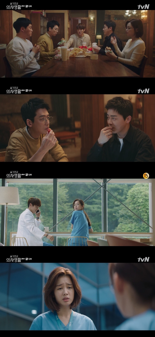 In the TVN Thursday drama Spicy Doctor Life Season 2, which was broadcast on the 26th, the image of Shin Hyun-bin, who heard the news of his brothers divorce, was drawn.Bong Kwang-hyun (Choi Young-joon) was surprised at the 99s, which combined work and band, and explained to his juniors about the band name Gongnyong Ridge; Their original start was a climbing club.The garden (Yoo Yeon-seok) likes climbing and likes Gongnyong Ridge so I was going with the Friends, but it was hard so they never went there.As far as I know, I always go to the entrance of Searaksan and take pictures. In addition, the 99s members enjoyed hamburgers together, and Lee Ik-joon (Cho Jeong-seok) said, My birthday is just over; its my birthday, so I will decide on the song.Lee also said that he should book accommodation for his trip to Searaksan in a short time. These days, I can make a reservation for a hotel right away on my cell phone. Kim Joon-wan said, Really? Like a high-speed bus reservation?And Lee Ik-jun laughed at the question.Meanwhile, Ahn Jung Won enjoyed a short date with the winter to avoid the eyes of the hospital people.Ahn Jung-won looked at the health of his mother in the winter and asked if he needed anything for his younger brother in the winter before marriage.Later, the long winter talked to Chu Min-ha (An Eun-jin), who was full of troubles about Confessions, in the advice of Chu Min-ha, Let me feel overwhelmed, he said, Its the last step.This time you really have to hit it - and I dont want to do the last Confessions in hospital.I want to meet with Confessions, not this now, but a sort of arrangement. Later, the winter was told that he had been broken up by his brother. His brother said, I had a little expectation.When I told her about my house, she seemed surprised that she was okay. She told her parents last week.The man who will be your father-in-law beat the mother-in-law to Fracture his abdomen, break his ribs and gore out. So hes in jail. I understand.Who will allow it?I was in danger after I told you. My eyes were like, Are you the same guy? I read it. Im qualified. He regretted the fact that he told the truth and the winter was sorry, there is nothing that Sister can do.I can only see my mother now, Sister. I knew her. I knew her once I spoke to her, but I ignored her. No, I do not.Im worried about it. I deliberately avoided my mothers situation. Im so sorry for my mother.I am so sorry that my mother was left alone in this hellish situation, and I can not forgive myself. Photo = TVN broadcast screen
