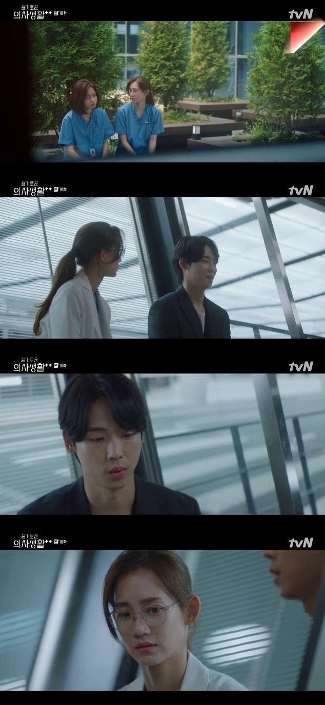 In the TVN Thursday drama Spicy Doctor Life Season 2, which was broadcast on the 26th, the image of Shin Hyun-bin, who heard the news of his brothers divorce, was drawn.Bong Kwang-hyun (Choi Young-joon) was surprised at the 99s, which combined work and band, and explained to his juniors about the band name Gongnyong Ridge; Their original start was a climbing club.The garden (Yoo Yeon-seok) likes climbing and likes Gongnyong Ridge so I was going with the Friends, but it was hard so they never went there.As far as I know, I always go to the entrance of Searaksan and take pictures. In addition, the 99s members enjoyed hamburgers together, and Lee Ik-joon (Cho Jeong-seok) said, My birthday is just over; its my birthday, so I will decide on the song.Lee also said that he should book accommodation for his trip to Searaksan in a short time. These days, I can make a reservation for a hotel right away on my cell phone. Kim Joon-wan said, Really? Like a high-speed bus reservation?And Lee Ik-jun laughed at the question.Meanwhile, Ahn Jung Won enjoyed a short date with the winter to avoid the eyes of the hospital people.Ahn Jung-won looked at the health of his mother in the winter and asked if he needed anything for his younger brother in the winter before marriage.Later, the long winter talked to Chu Min-ha (An Eun-jin), who was full of troubles about Confessions, in the advice of Chu Min-ha, Let me feel overwhelmed, he said, Its the last step.This time you really have to hit it - and I dont want to do the last Confessions in hospital.I want to meet with Confessions, not this now, but a sort of arrangement. Later, the winter was told that he had been broken up by his brother. His brother said, I had a little expectation.When I told her about my house, she seemed surprised that she was okay. She told her parents last week.The man who will be your father-in-law beat the mother-in-law to Fracture his abdomen, break his ribs and gore out. So hes in jail. I understand.Who will allow it?I was in danger after I told you. My eyes were like, Are you the same guy? I read it. Im qualified. He regretted the fact that he told the truth and the winter was sorry, there is nothing that Sister can do.I can only see my mother now, Sister. I knew her. I knew her once I spoke to her, but I ignored her. No, I do not.Im worried about it. I deliberately avoided my mothers situation. Im so sorry for my mother.I am so sorry that my mother was left alone in this hellish situation, and I can not forgive myself. Photo = TVN broadcast screen