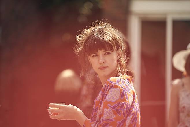 웨이브·© EP Normal People Limited MMXIX