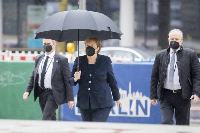 앙겔라 메르켈 독일 총리가 지난 4월 18일(현지시간) 코로나19로 사망한 사람들의 추도식에 참석하기 위해 우산을 들고 걸어가고 있다. AP/뉴시스